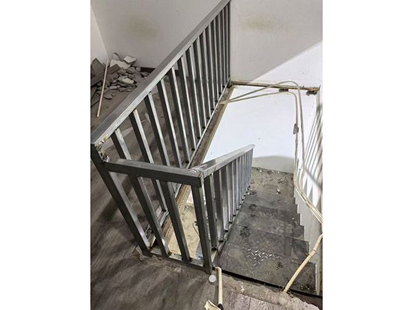 鋼結構閣樓，樓梯